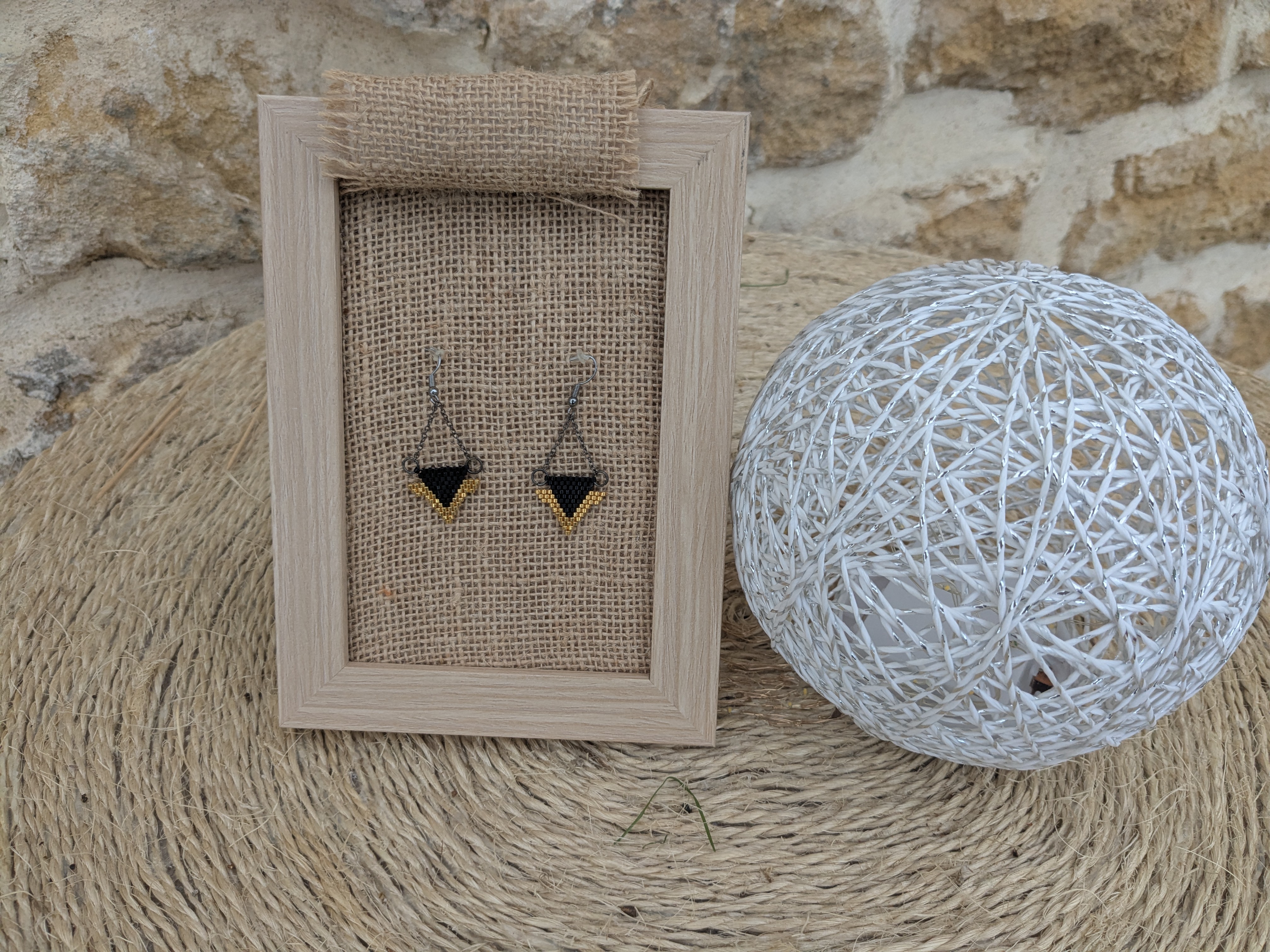 Boucle d'oreille triangle noir & or