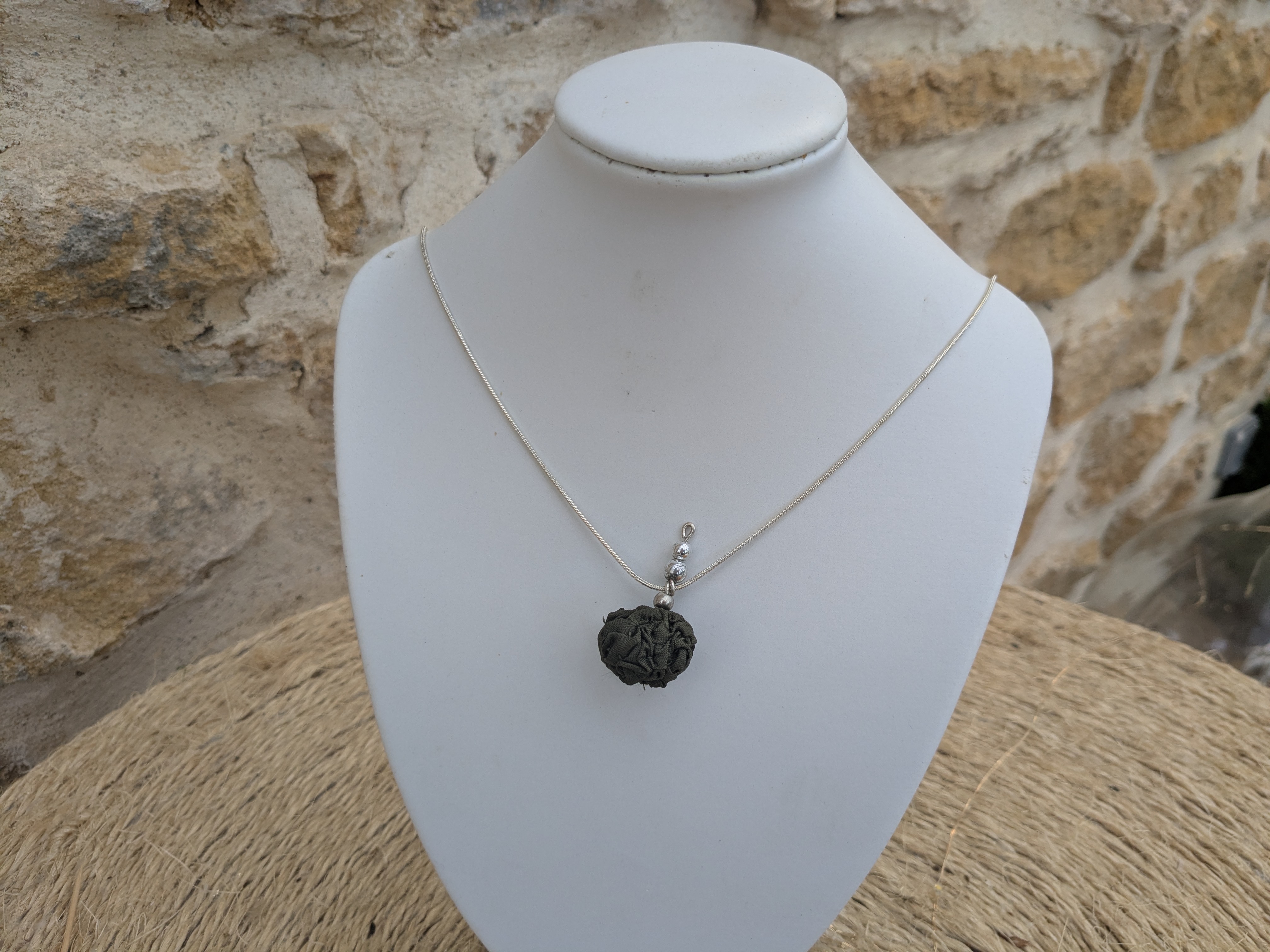 Parure en tissu et métal