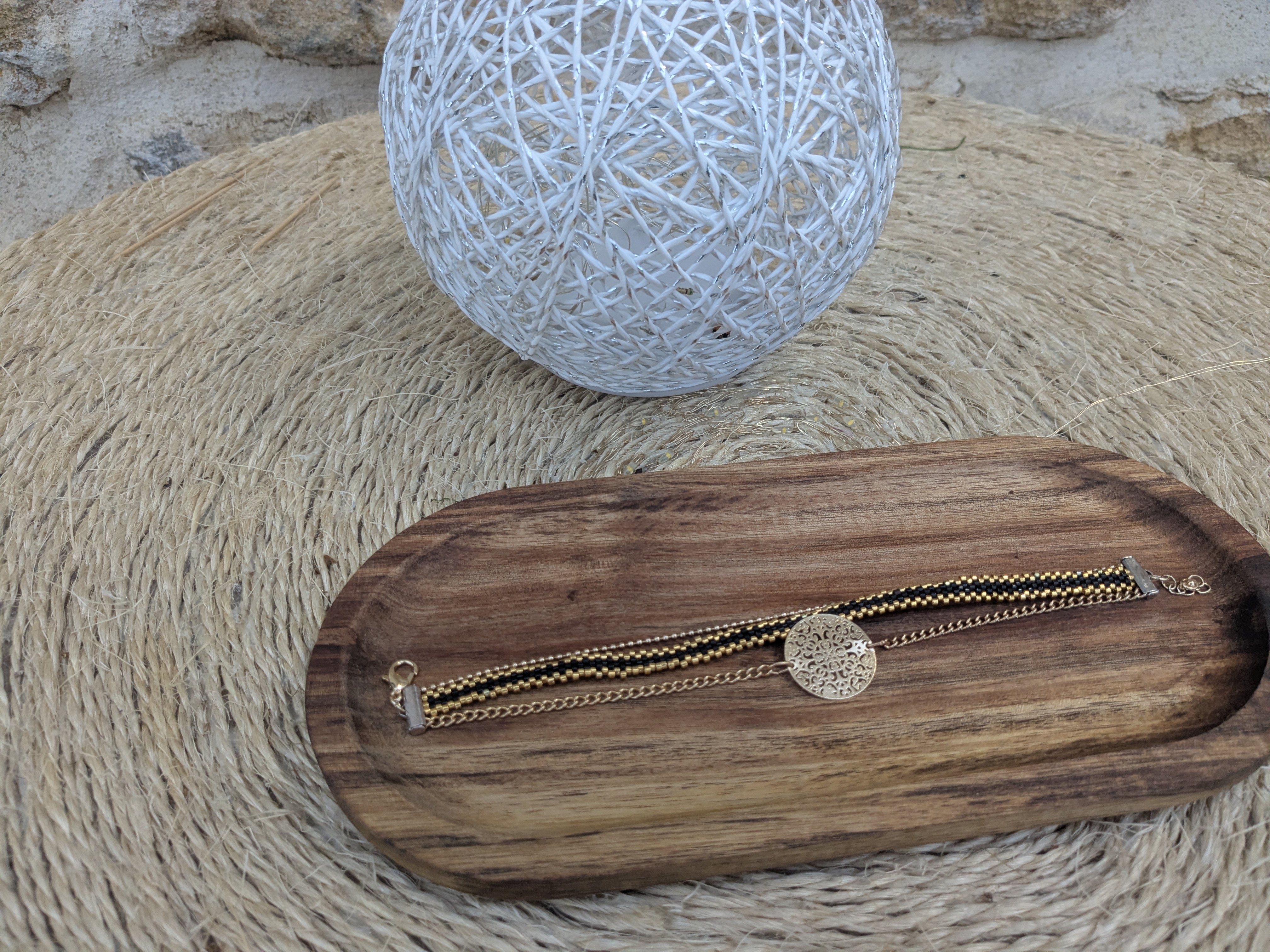 Bracelet tissé avec médaillon