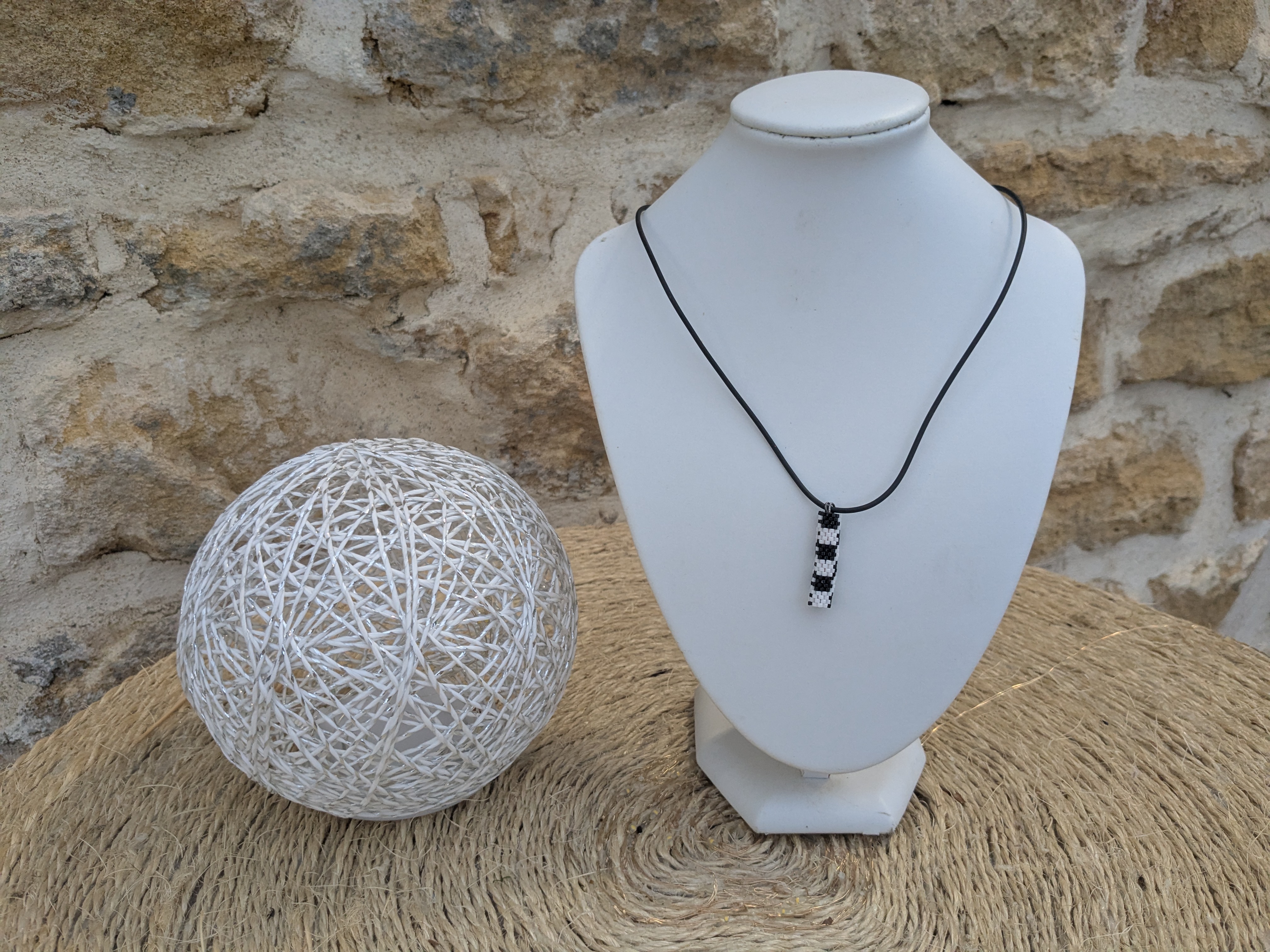 Pendentif cylindrique noir et blanc